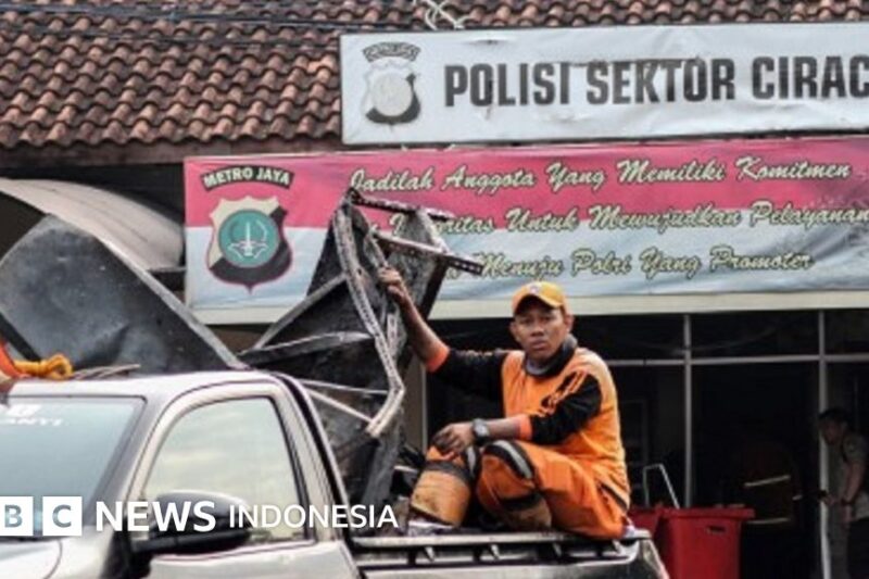 Polsek Ciracas diserang: Siapa ‘200 terduga tentara’ yang membakar dan merusak? – BBC News Indonesia